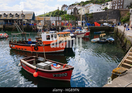 Angelboote/Fischerboote und Jollen im Hafen von Mevagissey, Cornwall, UK Stockfoto