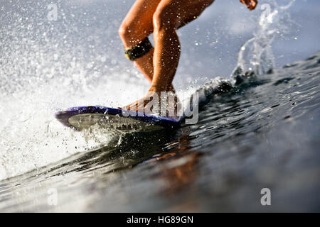 Geringen Teil der Frau im Meer Surfen Stockfoto