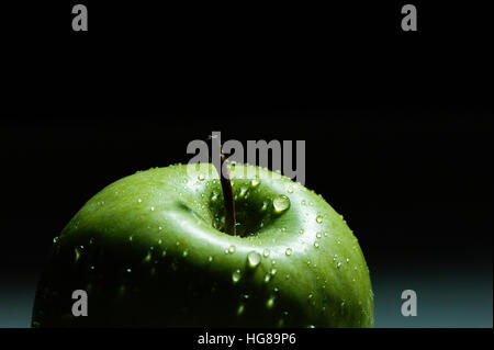 Nahaufnahme der nassen grüner Apfel auf schwarzem Hintergrund Stockfoto
