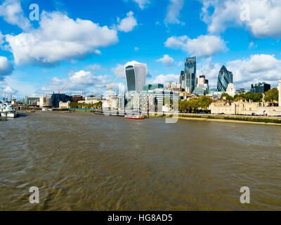 Thames mit Skyline einschließlich The Gherkin, The Walkie Talkie und Leadenhall Wolkenkratzer, London, England, Vereinigtes Königreich Stockfoto