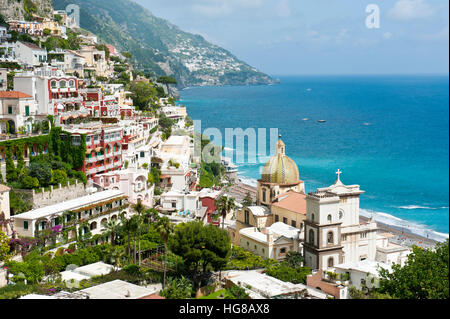 Blick auf Positano mit Chiesa Church di Santa Maria Assunta, Positano, Salerno, Amalfiküste, Kampanien, Italien Stockfoto