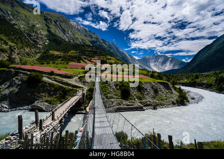 Zwei Brücken überqueren die Marsyangdi River, untere Pisang Manang Bezirk, Nepal Stockfoto