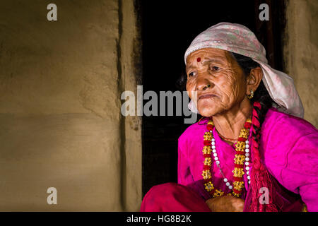 Portrait, alte, runzlige einheimische Frau, trägt rosa Hemd, Ghandruk, Distrikt Kaski, Nepal Stockfoto