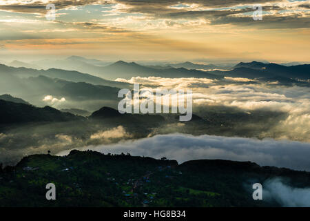 Blick über ein Gebirge, Täler im Nebel bei Sonnenaufgang, Pame, Distrikt Kaski, Nepal Stockfoto