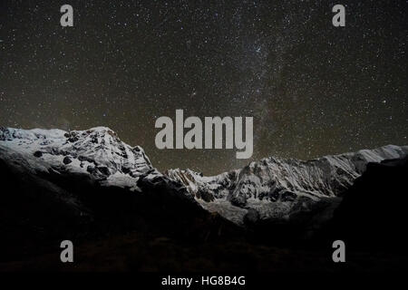 Blick auf den Schnee bedeckt Annapurna 1 North Face, Mitte, und der Annapurna-Süd-Gipfel, verließen in der Nacht mit Sternen und Milky Way Stockfoto