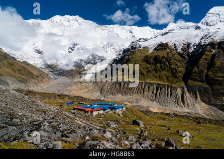 Häuser der Annapurna Base Camp, Gletscher und Schnee bedeckt, Annapurna 1 North Face, Chomrong, Distrikt Kaski, Nepal Stockfoto