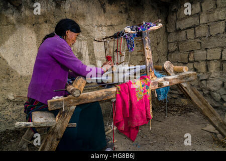 Einheimische Frau Flechtmaterial auf Webstuhl, öffnen Luft, Jhong, Mustang District, Nepal Stockfoto