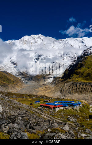 Häuser der Annapurna Base Camp, Gletscher und Schnee bedeckt, Annapurna 1 North Face, Chomrong, Distrikt Kaski, Nepal Stockfoto