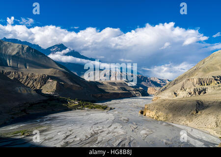 Ansicht des Kali Gandaki Tal in Richtung Upper Mustang, Dorf von Tiri befindet sich auf der grünen Halbinsel, Tiri, Mustang District, Nepal Stockfoto