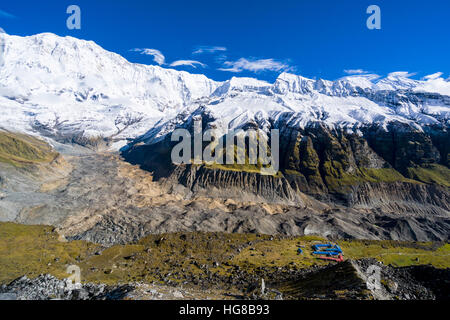 Häuser der Annapurna Base Camp, Gletscher und Schnee bedeckt, Annapurna 1 North Face, Chomrong, Distrikt Kaski, Nepal Stockfoto