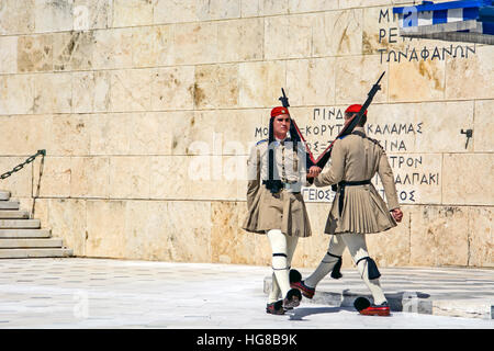 Athen, Griechenland - Juni 04:2016. Zeremonielle Wachablösung vor dem griechischen Parlament. Stockfoto