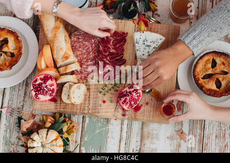 Draufsicht der Hände nehmen Nahrung auf Tisch Stockfoto