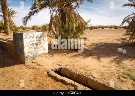 Einfaches und effektives System der Bewässerung in der Oase Merzouga, Marokko Stockfoto