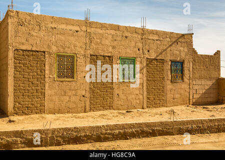 Typische architektonische Elemente der Berber in Merzouga, Marokko Stockfoto