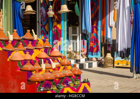 Traditionellen kleinen Laden mit Gewürze, Souvenirs und Textilien in Merzouga, Marokko Stockfoto