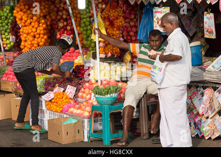 Frisches Obst Stall im Pettah, Colombo, Sri Lanka Stockfoto