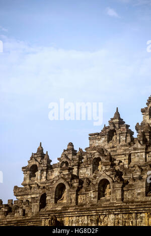 Niedrigen Winkel Ansicht der Schnitzereien an Wänden der Prambanan-Tempel gegen Himmel Stockfoto