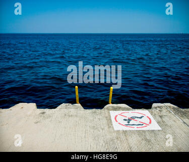 Kein Zeichen Schwimmen am Pier über Meer gegen blauen Himmel Stockfoto