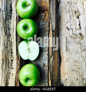 Draufsicht der Granny Smith Äpfel auf gebrochenen Tabelle angeordnet Stockfoto