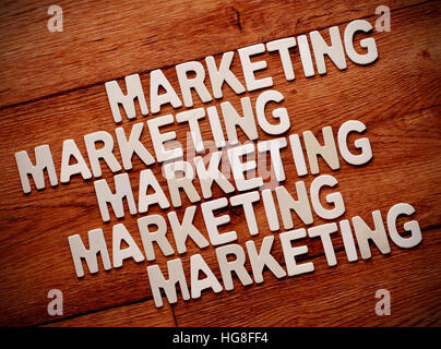 das Wort Marketing geschrieben auf Holzbrett Stockfoto
