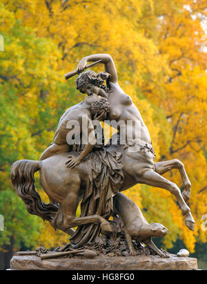 Bronze-Statue - Centauresse et Faune von Courtet (1849) am Eingang zum Golden Head Park in Lyon, Frankreich. Stockfoto