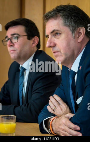 Metroplitain Bürgermeister von Liverpool Steve Rotherham M.P. (Rechts), Metro Bürgermeister von Manchester Andy Burnham (links) Stockfoto