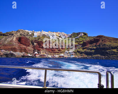 Bootsfahrt von der Stadt Oia auf der Insel Santorin in Griechenland. Griechische Reise Reiseziel Plakat. Stockfoto