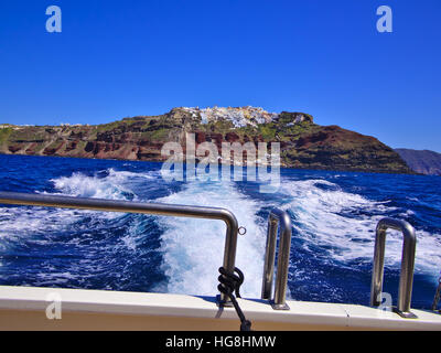 Bootsfahrt von der Stadt Oia auf der Insel Santorin in Griechenland. Griechische Reise Reiseziel Plakat. Stockfoto