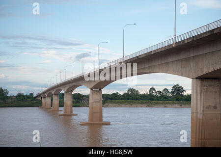 die Brücke der Freundschaft am Mekong in der Stadt Nong Khai im Isan in Nord-Ost-Thailand an der Grenze zu Laos Stockfoto