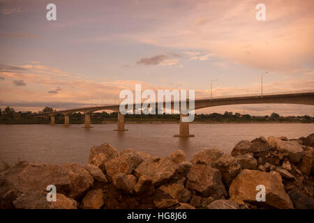 die Brücke der Freundschaft am Mekong in der Stadt Nong Khai im Isan in Nord-Ost-Thailand an der Grenze zu Laos Stockfoto