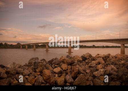 die Brücke der Freundschaft am Mekong in der Stadt Nong Khai im Isan in Nord-Ost-Thailand an der Grenze zu Laos Stockfoto