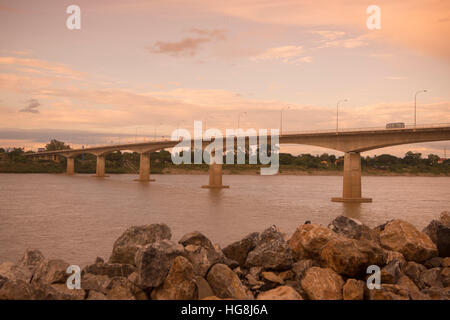 die Brücke der Freundschaft am Mekong in der Stadt Nong Khai im Isan in Nord-Ost-Thailand an der Grenze zu Laos Stockfoto