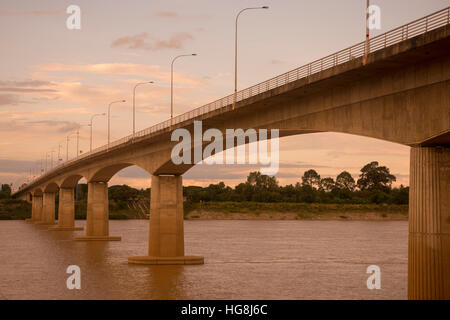 die Brücke der Freundschaft am Mekong in der Stadt Nong Khai im Isan in Nord-Ost-Thailand an der Grenze zu Laos Stockfoto