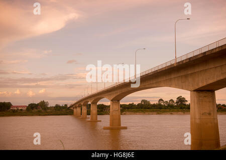 die Brücke der Freundschaft am Mekong in der Stadt Nong Khai im Isan in Nord-Ost-Thailand an der Grenze zu Laos Stockfoto