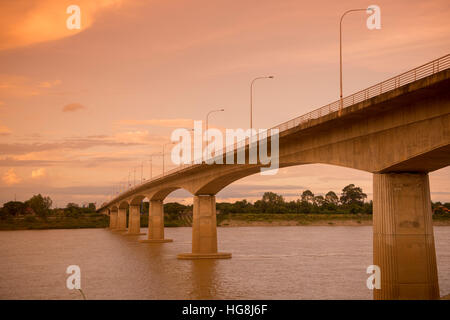 die Brücke der Freundschaft am Mekong in der Stadt Nong Khai im Isan in Nord-Ost-Thailand an der Grenze zu Laos Stockfoto