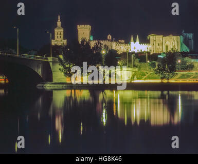 Palast der Päpste in der Nacht in Avignon, Frankreich Stockfoto