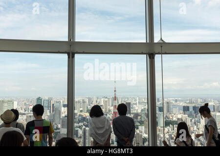 Menschen einen Blick auf Tokyo von Roppongi Hills in Tokio, Japan Stockfoto