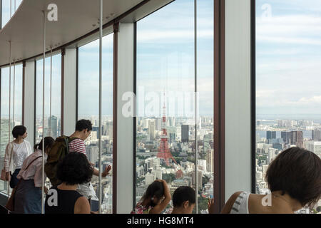 Menschen einen Blick auf Tokyo von Roppongi Hills in Tokio, Japan Stockfoto