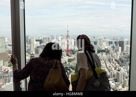 Menschen einen Blick auf Tokyo von Roppongi Hills in Tokio, Japan Stockfoto