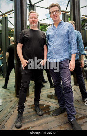 Sydney, Australien. 6. Januar 2017. Die Machern Christian Wagstaff (L) und Keith Courtney abgebildet innen "House of Mirrors" während die Medien am Eröffnungstag Sydney Festival zu nennen. Sydney Festival läuft vom 7. bis 29. Januar 2017. © Hugh Peterswald/Pacific Press/Alamy Live-Nachrichten Stockfoto