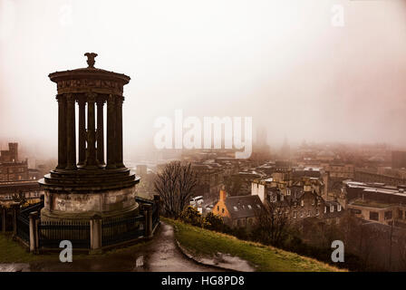 Dugald Stewart Monument auf Calton Hill, mit Blick auf die Stadt Edinbrgh in Nebel gehüllt. Stockfoto