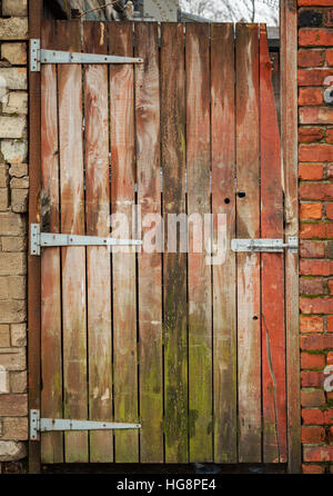 Bild der alten verwitterten Holz Gartentor. Stockfoto