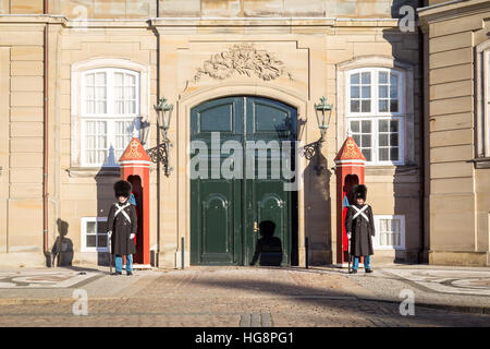 Kopenhagen, Dänemark - 11. November 2016: Zwei Mitglieder der dänischen königlichen Wachablösung am Schloss Amalienborg an einem kalten Wintertag Stockfoto