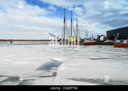 Hafen und Schiffe im Winter mit gefrorenem Wasser Stockfoto