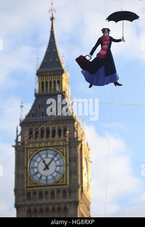 Eine Zeichnung von Mary Poppins trägt eine Verschmutzung-Maske wird vor dem Queen-Elizabeth-Turm an der Palace of Westminster von Greenpeace-Aktivisten ausgesetzt, nachdem bekannt wurde, dass rechtliche Luftverschmutzung Grenzen für das ganze Jahr nur fünf Tage in 2017 gebrochen haben. Stockfoto