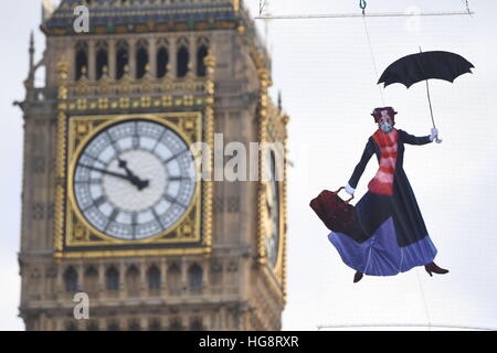 Eine Zeichnung von Mary Poppins trägt eine Verschmutzung-Maske wird vor dem Queen-Elizabeth-Turm an der Palace of Westminster von Greenpeace-Aktivisten ausgesetzt, nachdem bekannt wurde, dass rechtliche Luftverschmutzung Grenzen für das ganze Jahr nur fünf Tage in 2017 gebrochen haben. Stockfoto