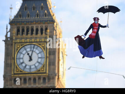 Eine Zeichnung von Mary Poppins trägt eine Verschmutzung-Maske wird vor dem Queen-Elizabeth-Turm an der Palace of Westminster von Greenpeace-Aktivisten ausgesetzt, nachdem bekannt wurde, dass rechtliche Luftverschmutzung Grenzen für das ganze Jahr nur fünf Tage in 2017 gebrochen haben. Stockfoto