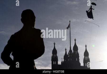 Eine Zeichnung von Mary Poppins trägt eine Verschmutzung-Maske wird vor dem Queen-Elizabeth-Turm an der Palace of Westminster von Greenpeace-Aktivisten ausgesetzt, nachdem bekannt wurde, dass rechtliche Luftverschmutzung Grenzen für das ganze Jahr nur fünf Tage in 2017 gebrochen haben. Stockfoto