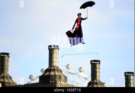 Eine Zeichnung von Mary Poppins trägt eine Verschmutzung-Maske wird vor dem Dach des Portcullis House und das London Eye von Greenpeace-Aktivisten ausgesetzt, nachdem bekannt wurde, dass rechtliche Luftverschmutzung Grenzen für das ganze Jahr nur fünf Tage in 2017 gebrochen haben. Stockfoto