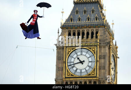 Eine Zeichnung von Mary Poppins trägt eine Verschmutzung-Maske wird vor dem Queen-Elizabeth-Turm an der Palace of Westminster von Greenpeace-Aktivisten ausgesetzt, nachdem bekannt wurde, dass rechtliche Luftverschmutzung Grenzen für das ganze Jahr nur fünf Tage in 2017 gebrochen haben. Stockfoto